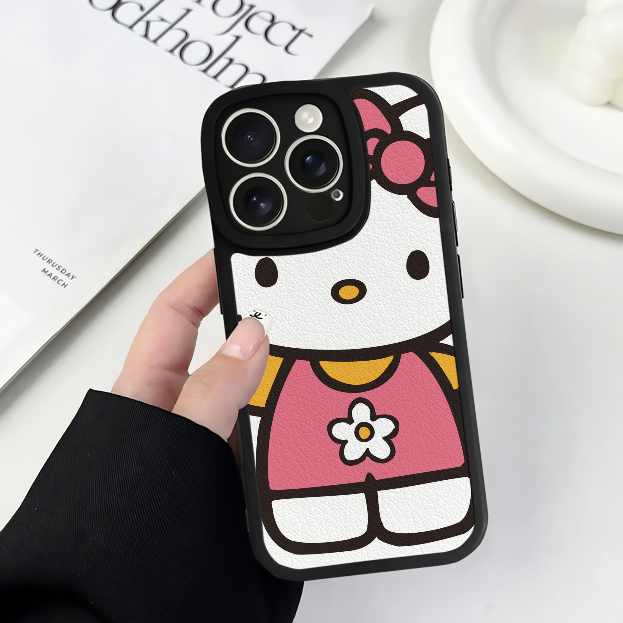 （画像用） Hello Kitty ハローキティ 【iPhone 16シリーズ対応】シリコンスマホケース（レザー調） 材質：シリコン